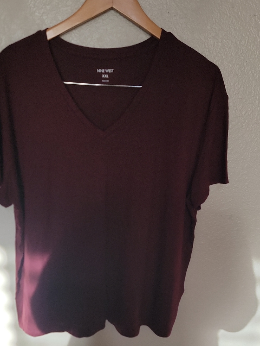 Nine West Short Sleeve V-Neck Tee in Burgundy